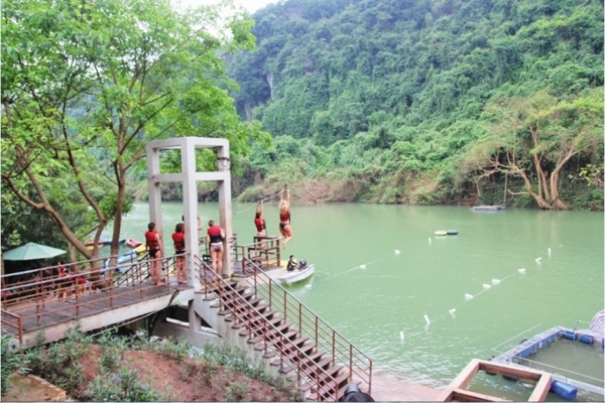 Du khách chơi trò trượt zipline tại Sông Chày - Hang Tối (Quảng Bình).